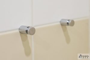 Detail věšáků v koupelně